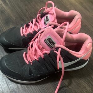 Nike Women's Athletic Shoes in Black and Pink